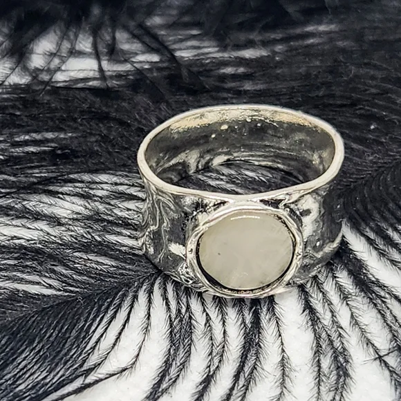 Mother Of Pearl 925 Sterling Silver Shell Ring. - Picture 3 of 8